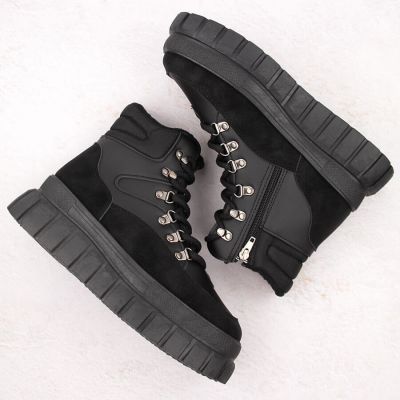 9. Hiking boots on the News W EVE450A platform