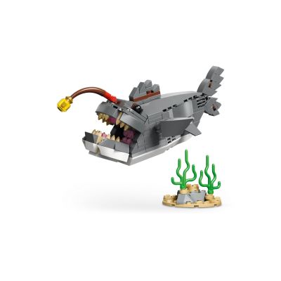4. LEGO CREATOR 3IN1 31381 Menacing Shark and Treasure Chest