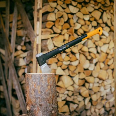 6. Fiskars X28 Axe (1069107)