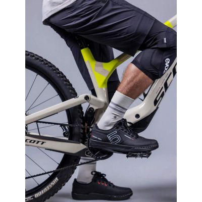 2. EVOC Knee Protector Ls Flex Lite knee pads black