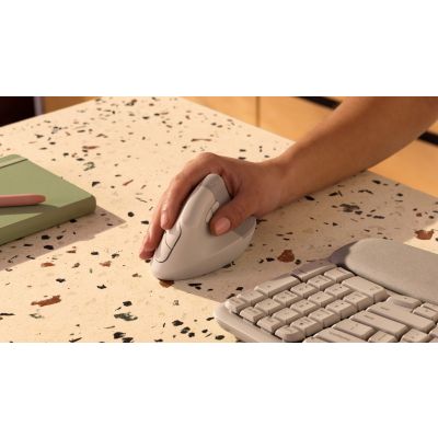 9. Logitech Lift mouse Universal Right-handed Bluetooth Optical 4000 DPI