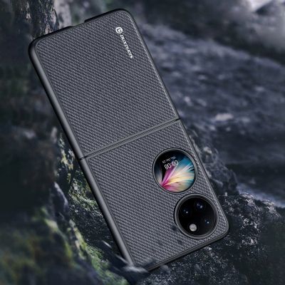 12. Dux Ducis Fino case is made of nylon material Huawei P50 Pocket black