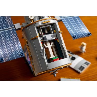 16. LEGO Icons 11382 - Hubble Space Telescope