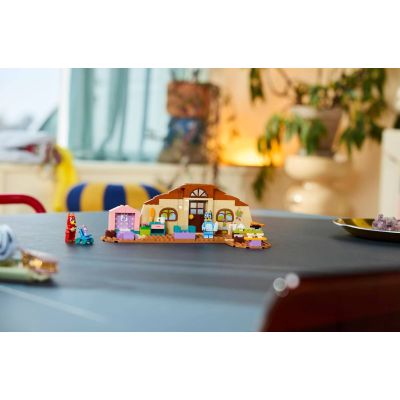 8. LEGO Bluey 11221 - School with Ryżyk and Blue