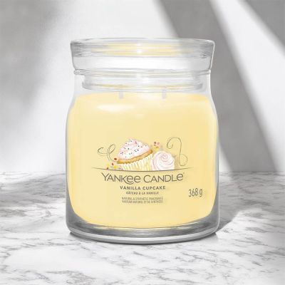 2. Medium VANILLA CUPCAKE YANKEE Candle