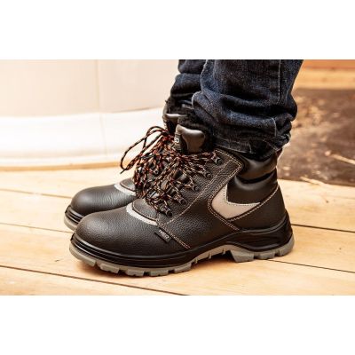 2. NEO tools 82-147 safety shoes