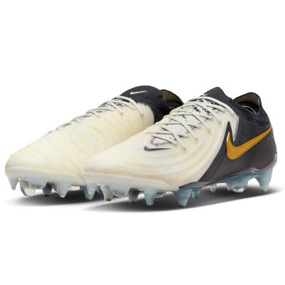 10. Nike Phantom GX II Elite SG M FJ2586-100 football boots