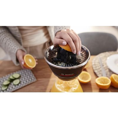 6. BOSCH MCP72GPB citrus juicer (40W; 1l; black, transparent)