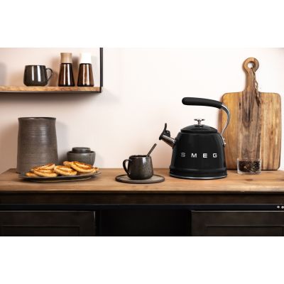 8. SMEG WKF01BL non-electric kettle