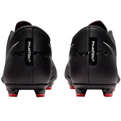 4. Nike Phantom GT2 Club MG DA5640 001 football boots