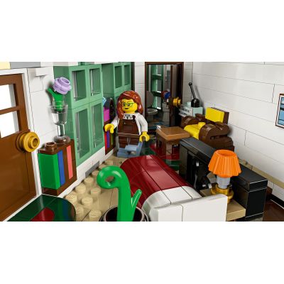 11. LEGO Icons 11371 - Shopping Street