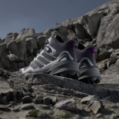 6. Women’s adidas TERREX Skychaser Mid GTX Shoes – aurora plum/carbon/purple burst, size: 41