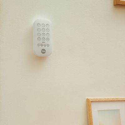 16. Yale Smart Alarm Starter Kit 6 Pieces - Control Unit, Siren, Keypad, Remote Control, Motion Sensor, Window/Door Sensor