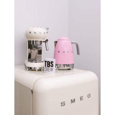 10. Smeg KLF03PKEU Rose Kettle