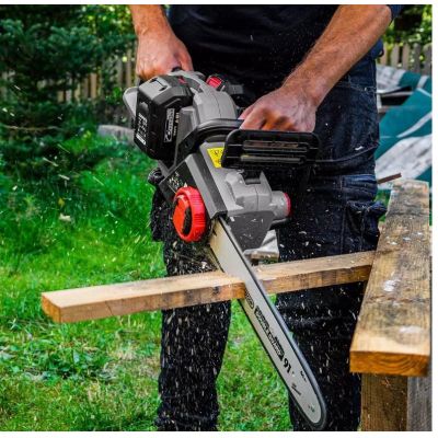 13. Graphite 58G043 Chainsaw