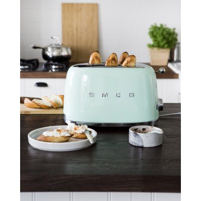 21. SMEG TSF01PGEU toaster pastel green