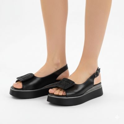5. Women's sandals on a thick platform, black Potocki SZ12590
