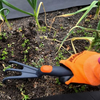 4. CLAWS GARDEN CULTIVATOR