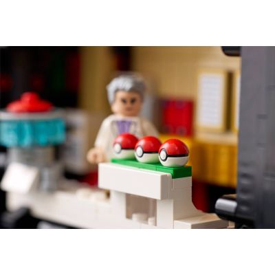 9. LEGO Pokémon 72154 – Iconic Poké Ball with Trainers