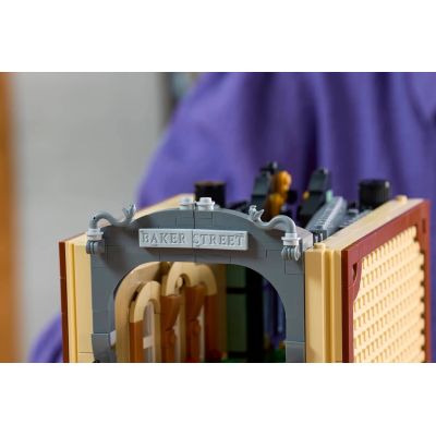 16. LEGO ICONS 10351 Sherlock Holmes: Book nook
