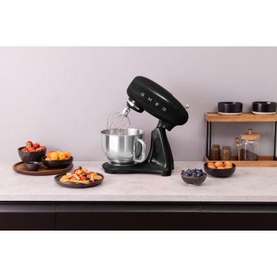 9. SMEG SMF05BLEU food processor