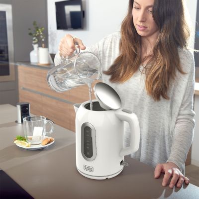 6. Black+Decker BXKE2204E Electric Kettle (2200 W; 1.7 l)