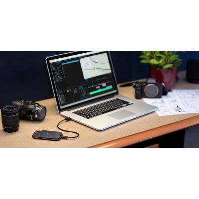 5. SanDisk Extreme PRO Portable External SSD (2TB; USB 3.2; 2000MB/s; SDSSDE81-2T00-G25)