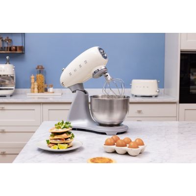 17. SMEG SMF04CREU Kitchen Machine
