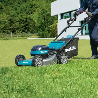 23. MAKITA 40V XGT LM002GZ Lawn Mower 53cm