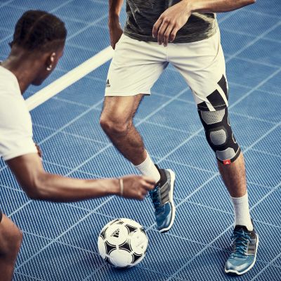 7. adidas S ADSU-12521BK Knee Support