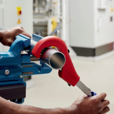 12. Knipex 90 31 03 BK hand pipe cutting tool Pipe cutter