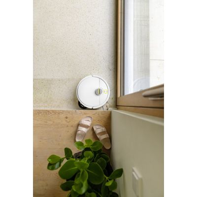 Cleaning robot with KARCHER RVM 4 Comfort base