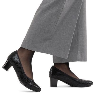 7. Women's leather pumps with a low heel, black Rieker 44650-05