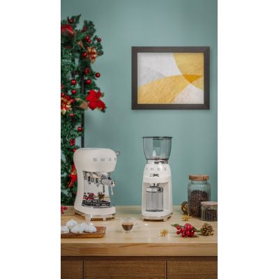 8. SMEG Coffee Machine (ECF02CREU) creme