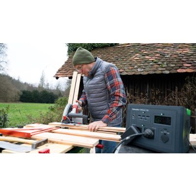 8. Portable Power Station APC OffGrid 730, 738 Wh lithium-ion, LCD, 2 CEE 7/3 Schuko sockets, Sinewave, 3 USB-A, 2 USB-C, wireless charger