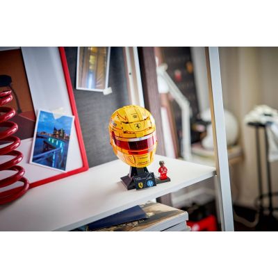 11. LEGO Editions 43022 - Lewis Hamilton Scuderia Ferrari HP Helmet