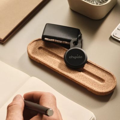 4. Chipolo charcoal LOOP locator