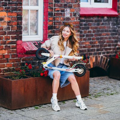 4. HM209T WHITE-GOLD SCOOTER WITH DISC BRAKE NILS EXTREME