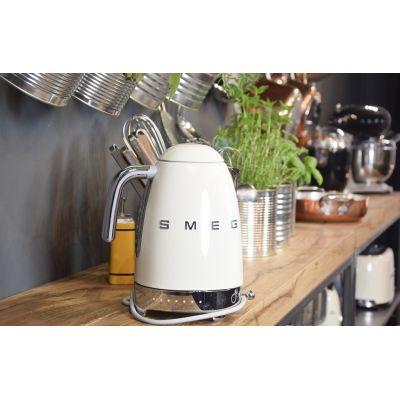 20. SMEG KLF04CREU electric kettle cream