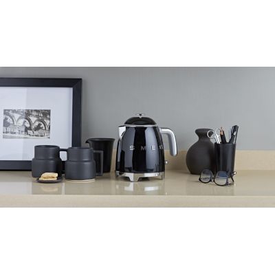 48. SMEG mini kettle 0.8L black Schwarz (KLF05BLEU)